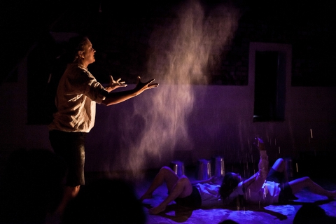 Scena ze spektaklu "Manifest" Teatru Realistycznego, prezentowanego podczas festiwalu Wioska Teatralna