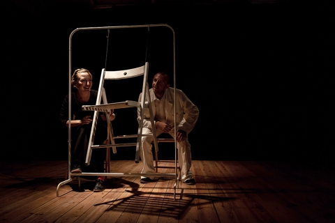 Scena ze spektaklu "Śnienia" Teatru 3.5 prezentowanego podczas festiwalu Wioska Teatralna