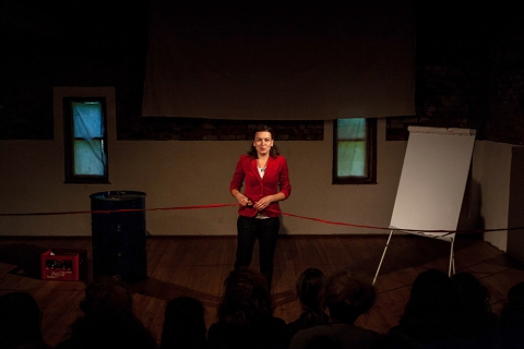 Scena z monodramu "Atrapa i utopia" Teatru Realistycznego, prezentowanego podczas festiwalu Wioska Teatralna