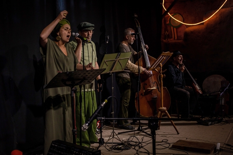 Scena ze spektaklu "Antonycz w domu", prezentowanego podczas festiwalu Wioska Teatralna