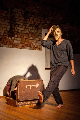 Scena z przedstawienia "Przesilenia" prezentowanego podczas festiwalu Wioska Teatralna