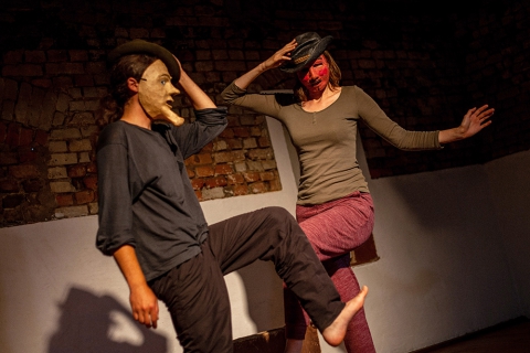 Scena z przedstawienia "Przesilenia" prezentowanego podczas festiwalu Wioska Teatralna