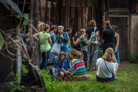 Uczestnicy i uczestniczki festiwalu przed stodołą