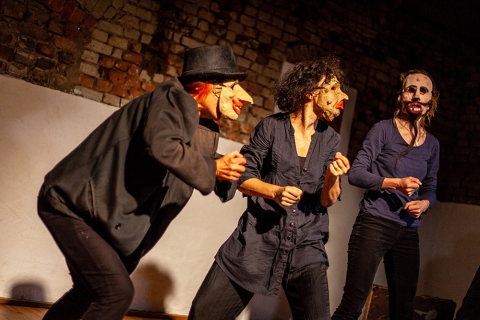 Scena z przedstawienia "Przesilenia" prezentowanego podczas festiwalu Wioska Teatralna