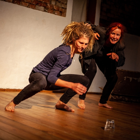 Scena z przedstawienia "Przesilenia" prezentowanego podczas festiwalu Wioska Teatralna