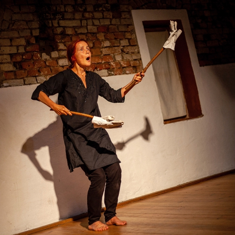 Scena z przedstawienia "Przesilenia" prezentowanego podczas festiwalu Wioska Teatralna
