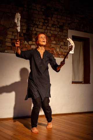 Scena z przedstawienia "Przesilenia" prezentowanego podczas festiwalu Wioska Teatralna