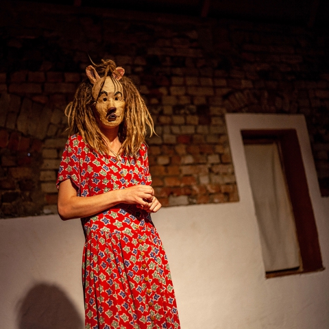 Scena z przedstawienia "Przesilenia" prezentowanego podczas festiwalu Wioska Teatralna