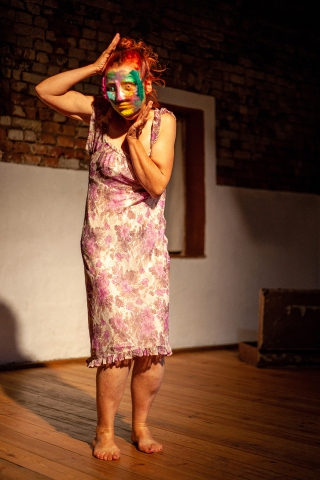 Scena z przedstawienia "Przesilenia" prezentowanego podczas festiwalu Wioska Teatralna