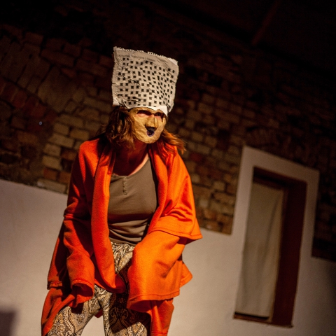 Scena z przedstawienia "Przesilenia" prezentowanego podczas festiwalu Wioska Teatralna