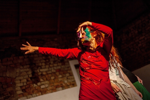 Scena z przedstawienia "Przesilenia" prezentowanego podczas festiwalu Wioska Teatralna