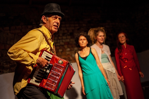 Scena z przedstawienia "Przesilenia" prezentowanego podczas festiwalu Wioska Teatralna