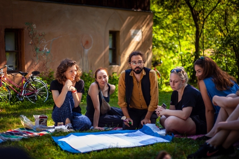 Wolontariusze podczas festiwalu Wioska Teatralna