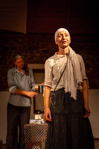 Scena ze spektaklu "A ludzie żyją. Abduł" teatru Teď nádech a leť (Praga) podczas festiwalu Wioska Teatralna