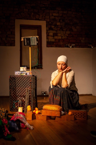Scena ze spektaklu "A ludzie żyją. Abduł" teatru Teď nádech a leť (Praga) podczas festiwalu Wioska Teatralna