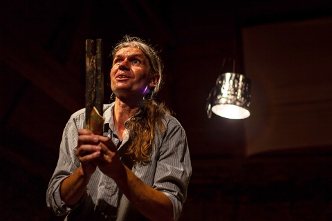 Scena ze spektaklu "A ludzie żyją. Abduł" teatru Teď nádech a leť (Praga) podczas festiwalu Wioska Teatralna