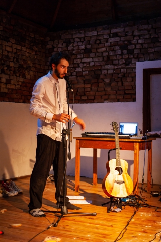 Scena z monodramu "Od obozu do wywozu" Teatru Spotkań Wielu, podczas festiwalu Wioska Teatralna