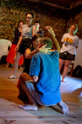 Pokaz warsztatu „Teatr autobiograficzny” – Emergence Theatre (Anglia) podczas festiwalu Wioska Teatralna