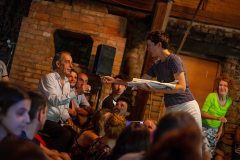 Interakcja z widzami podczas spektaklu "Washing Dirty Laundry. Refugee Talks" zespołu Transnationales Ensemble Labsa (Dortmund), prezentowanego na festiwalu Wioska Teatralna