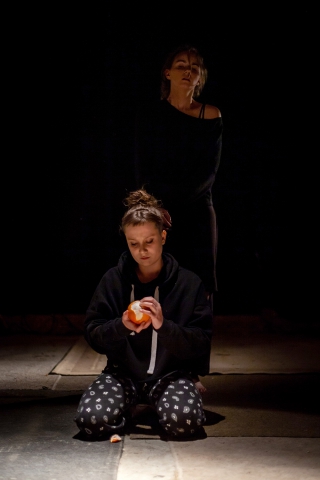 Scena ze spektaklu "Jest wojna" Teatru Rajstopy, prezentowanego podczas festiwalu Wioska Teatralna