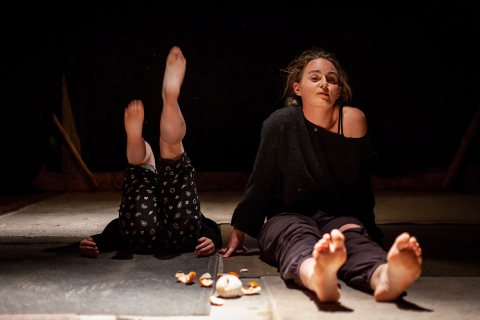 Scena ze spektaklu "Jest wojna" Teatru Rajstopy, prezentowanego podczas festiwalu Wioska Teatralna