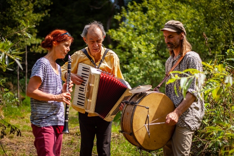 Zaimprowizowany koncert Kapeli Terenowej w plenerze podczas festiwalu Wioska Teatralna