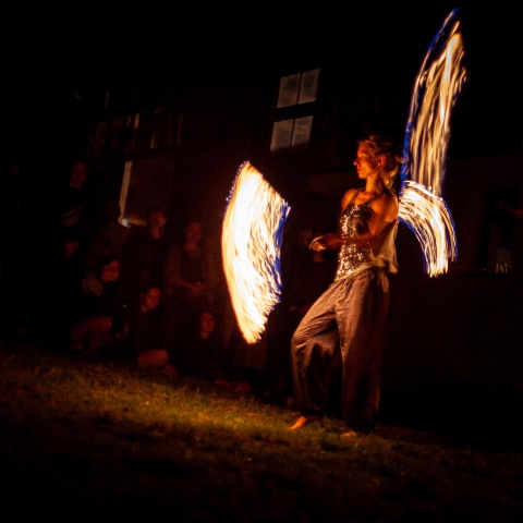 Pokaz fireshow podczas festiwalu Wioska Teatralna