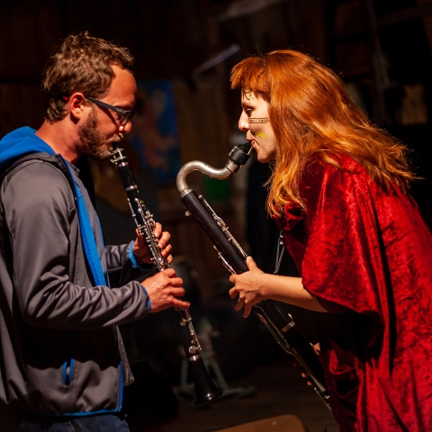 Muzykowanie podczas festiwalu Wioska Teatralna