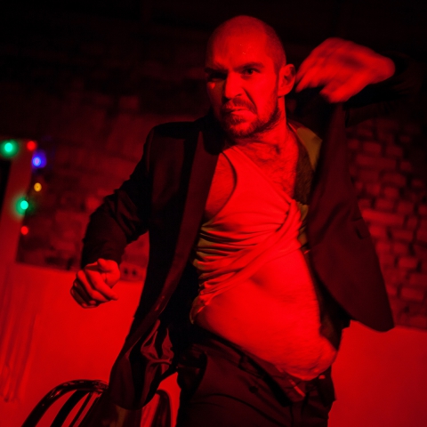 Scena z monodramu Łukasza Dąbrowskiego "Skur-wienia", prezentowanego podczas festiwalu Wioska Teatralna