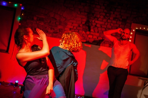Scena z monodramu Łukasza Dąbrowskiego "Skur-wienia", prezentowanego podczas festiwalu Wioska Teatralna. Scena zaimprowizowana