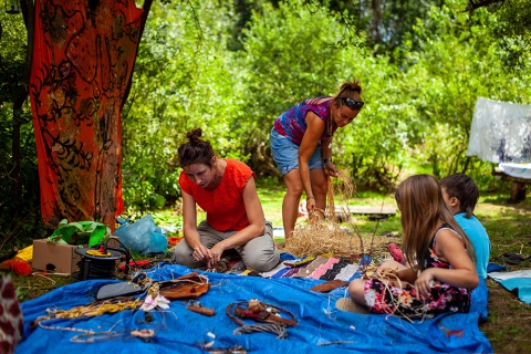 Warsztaty "Niezwyklina" – tworzenie rzeźb i instalacji landart podczas festiwalu Wioska Teatralna