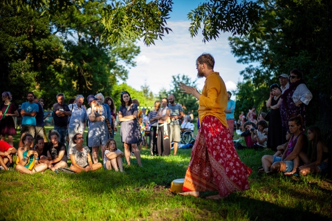 Opowiadacz Bartosz Ignacy Wrona podczas "Bazaru Wyobraźni" w trakcie festiwalu Wioska Teatralna