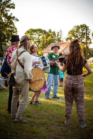 Koncert podczas "Bazaru Wyobraźni" w trakcie festiwalu Wioska Teatralna