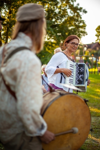 Koncert podczas "Bazaru Wyobraźni" w trakcie festiwalu Wioska Teatralna