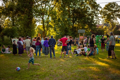 Koncert podczas "Bazaru Wyobraźni" w trakcie festiwalu Wioska Teatralna