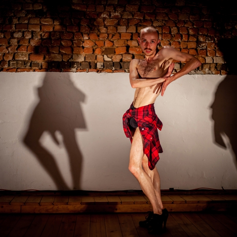 "Multitude" – autorski spektakl taneczny Wojciecha Marka Kozaka podczas festiwalu Wioska Teatralna
