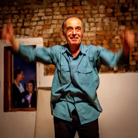 Wacław Sobaszek podczas performansu przekazania statuetki nagrody Złotego Gołębia Teatrowi Kryły Hałopa z Brześcia - Wioska Teatralna 2018