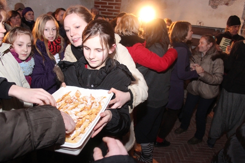 Tańce i poczęstunek podczas zapustów w Jezioranach