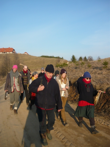 Alilujka - uczestnicy wyprawy wędrują po wsi Dziadówek