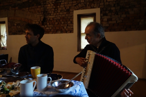 Wacław i Jakub Sobaszek przy stole wielkanocnym w sali teatralnej