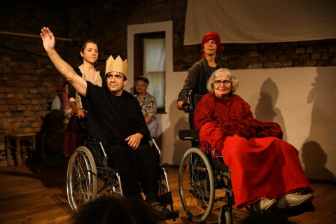 Scena ze spektaklu "Ubu Król, czyli Polacy" prezentowanego podczas festiwalu Wioska Teatralna