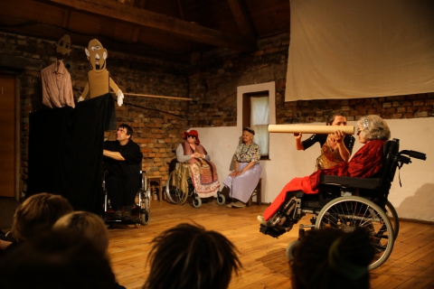 Scena ze spektaklu "Ubu Król, czyli Polacy" prezentowanego podczas festiwalu Wioska Teatralna