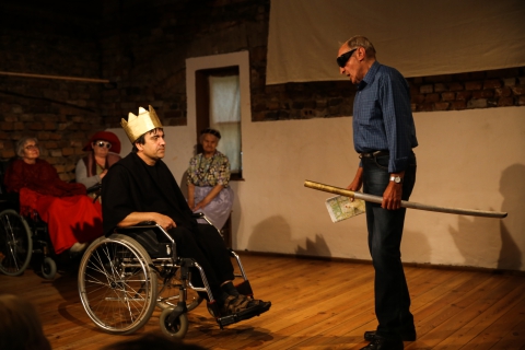 Scena ze spektaklu "Ubu Król czyli Polacy" prezentowanego podczas festiwalu Wioska Teatralna
