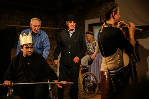 Scena ze spektaklu "Ubu Król, czyli Polacy" prezentowanego podczas festiwalu Wioska Teatralna