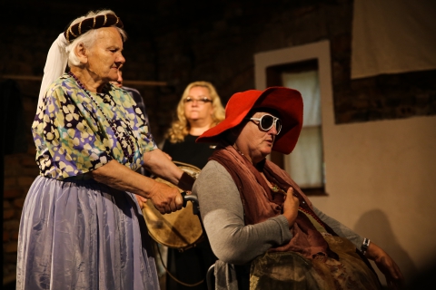Scena ze spektaklu "Ubu Król, czyli Polacy" prezentowanego podczas festiwalu Wioska Teatralna