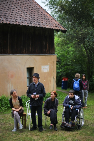 Rozmowa z widzami po spektaklu "Ubu Król, czyli Polacy" podczas festiwalu Wioska Teatralna
