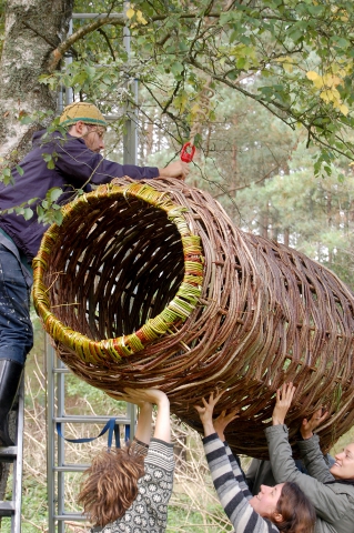 "Leśny Batyskaf" - Instalacja a zarazem pożyteczne schronienie z wikliny. Projekt i realizacja: Jan Sajdak (Dziki) w ramach wydarzenia "Sztuka w obejściu"