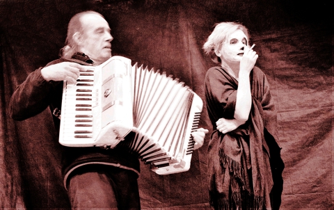 Wydarzenie w ramach działania "Miasto w drodze" - "Mniej!" spektakl Innej Szkoły Teatralnej, w inscenizacji Wacława Sobaszka