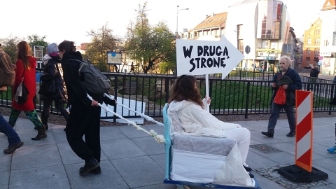 Wydarzenie w ramach działania "Miasto w drodze" - "W drugą stronę" – performans grupy artystycznej "Fałdy"