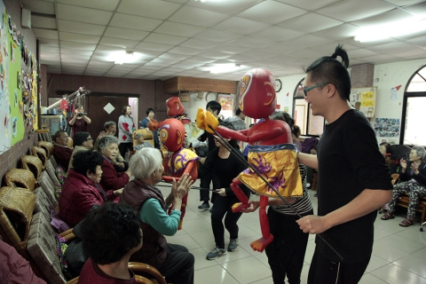 Wizyta w Domu Pomocy Społecznej na zakończenie warsztatów w teatrze Puppet & Its Double 